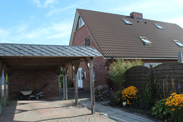 Außenansicht mit Carport Süd 