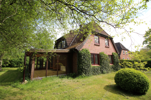 Außenansicht Mai 25 Front mit Wintergarten
